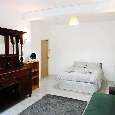 Large Spacious Property In Zone 2 Londra Esterno foto