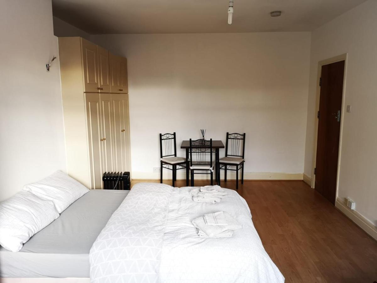 Large Spacious Property In Zone 2 Londra Esterno foto