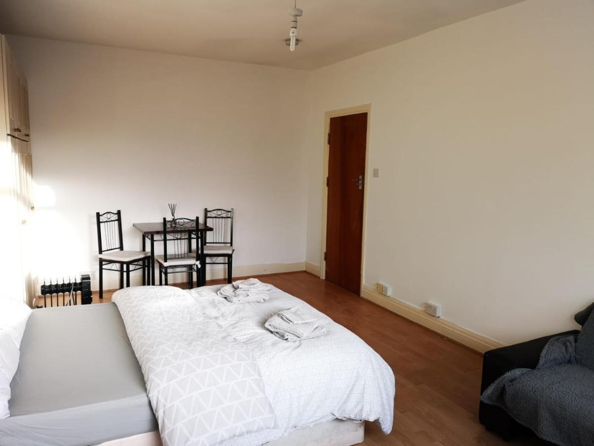 Large Spacious Property In Zone 2 Londra Esterno foto