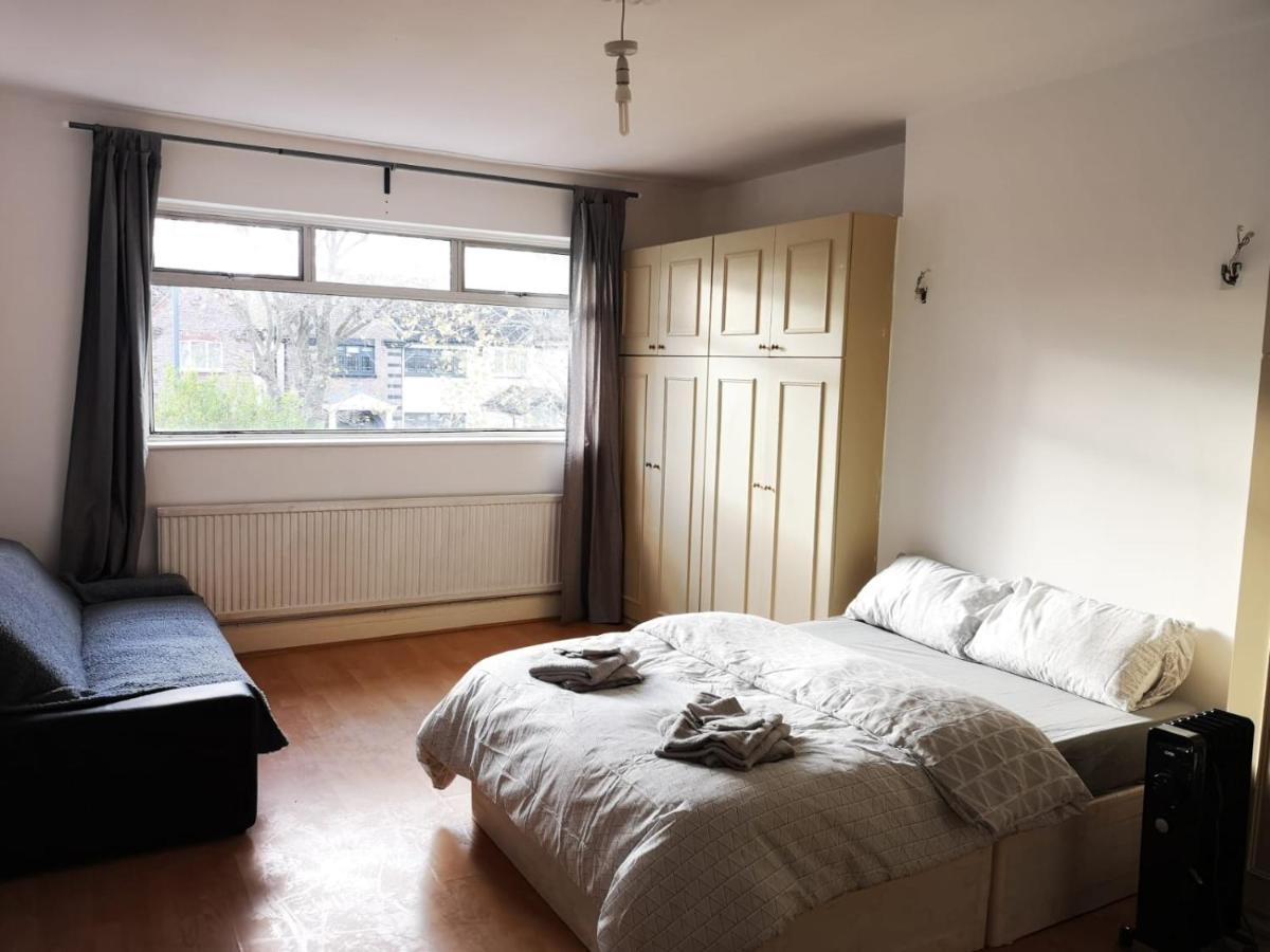 Large Spacious Property In Zone 2 Londra Esterno foto