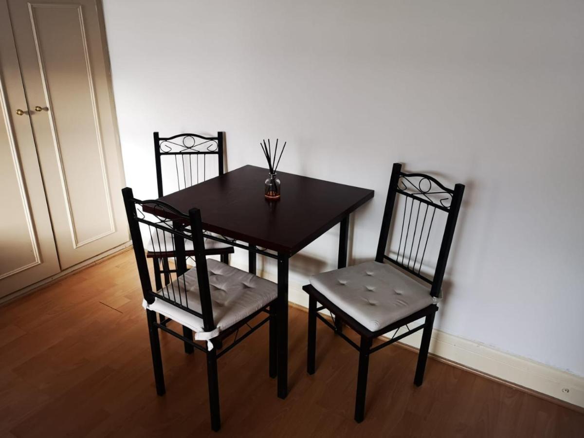 Large Spacious Property In Zone 2 Londra Esterno foto