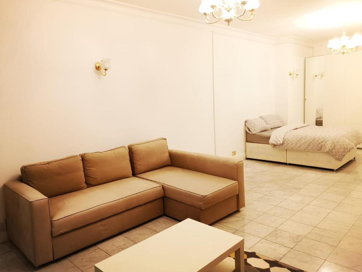 Large Spacious Property In Zone 2 Londra Esterno foto