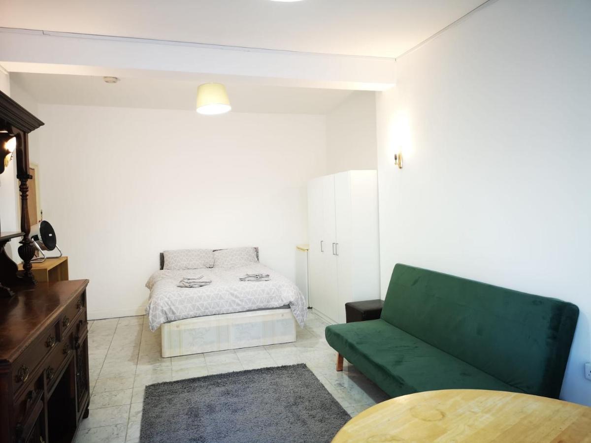 Large Spacious Property In Zone 2 Londra Esterno foto