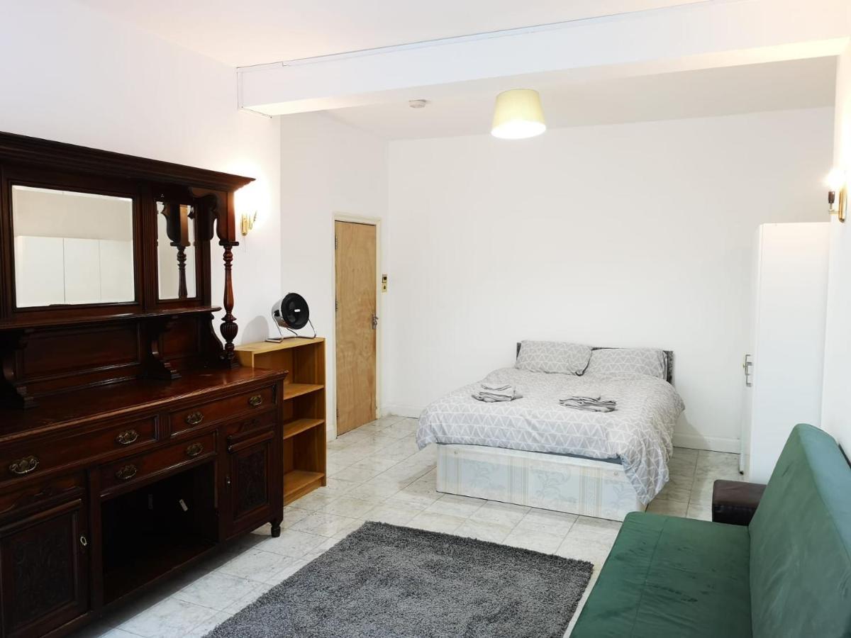 Large Spacious Property In Zone 2 Londra Esterno foto