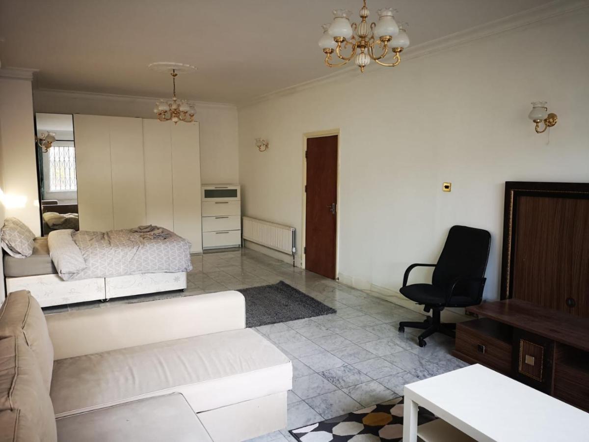 Large Spacious Property In Zone 2 Londra Esterno foto