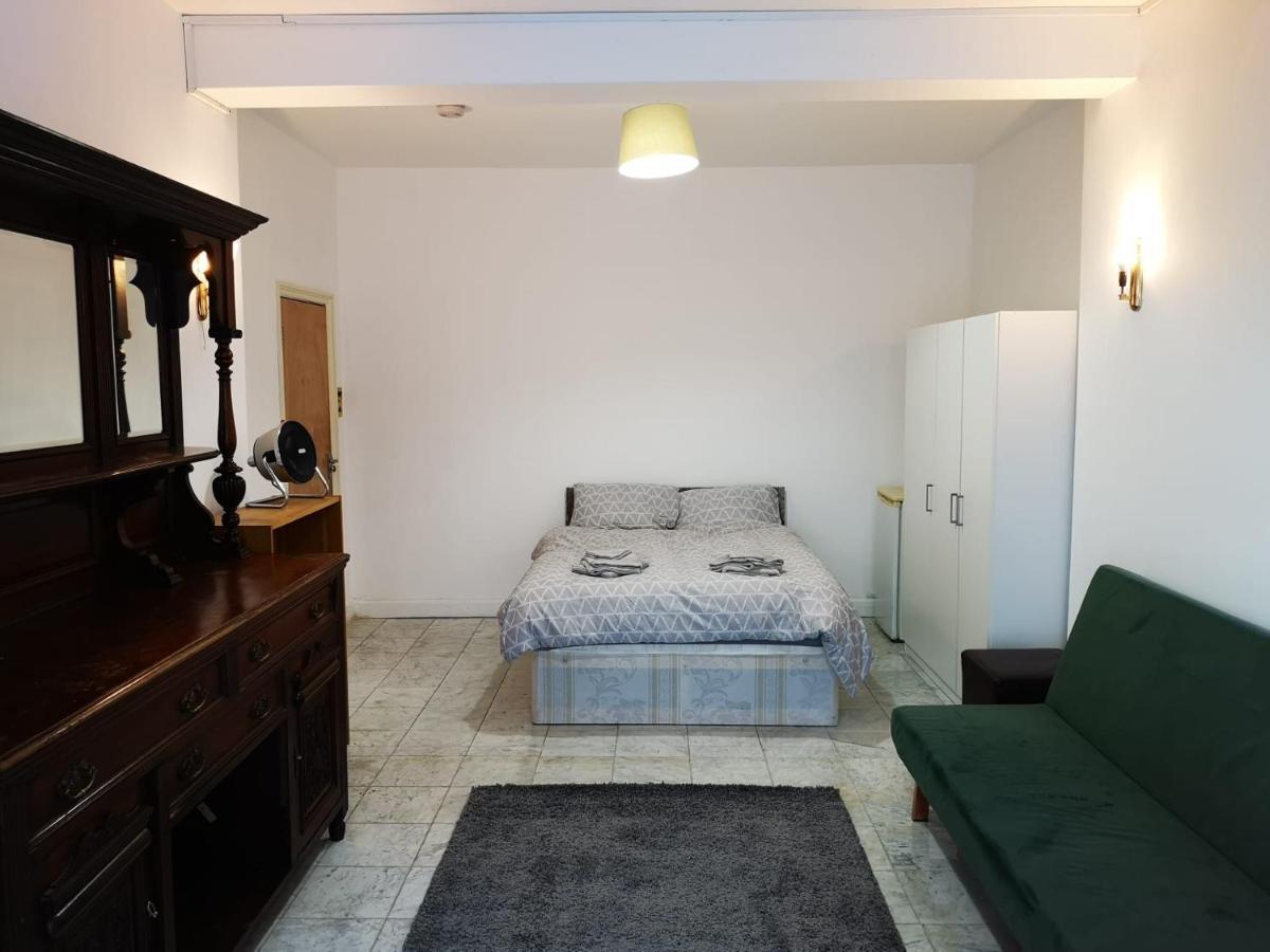 Large Spacious Property In Zone 2 Londra Esterno foto